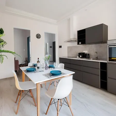 Via Pollaiolo, 55 - Charming - Comfort E Stile A 350mt Dal Tram! First Floor With Elevator And Car Places On Street