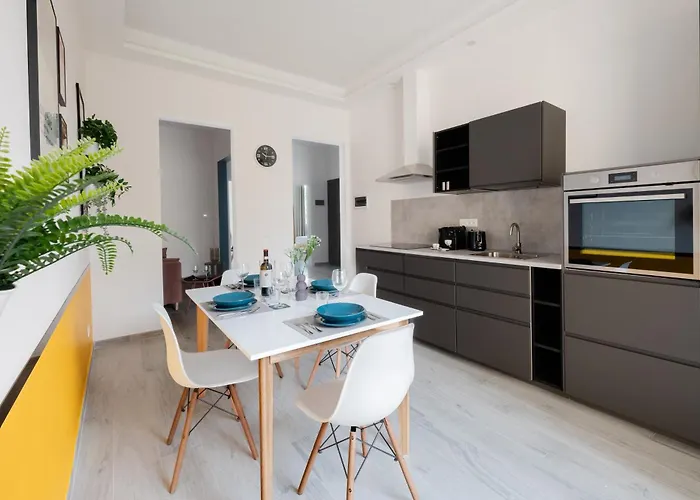 Via Pollaiolo, 55 - Charming - Comfort E Stile A 350mt Dal Tram! First Floor With Elevator And Car Places On Street